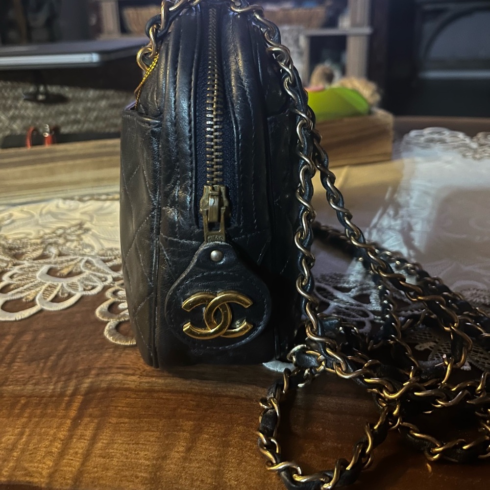 CHANEL Black Quilted Leather Shoulder Bag with Gold Chain - Picture 3 of 13